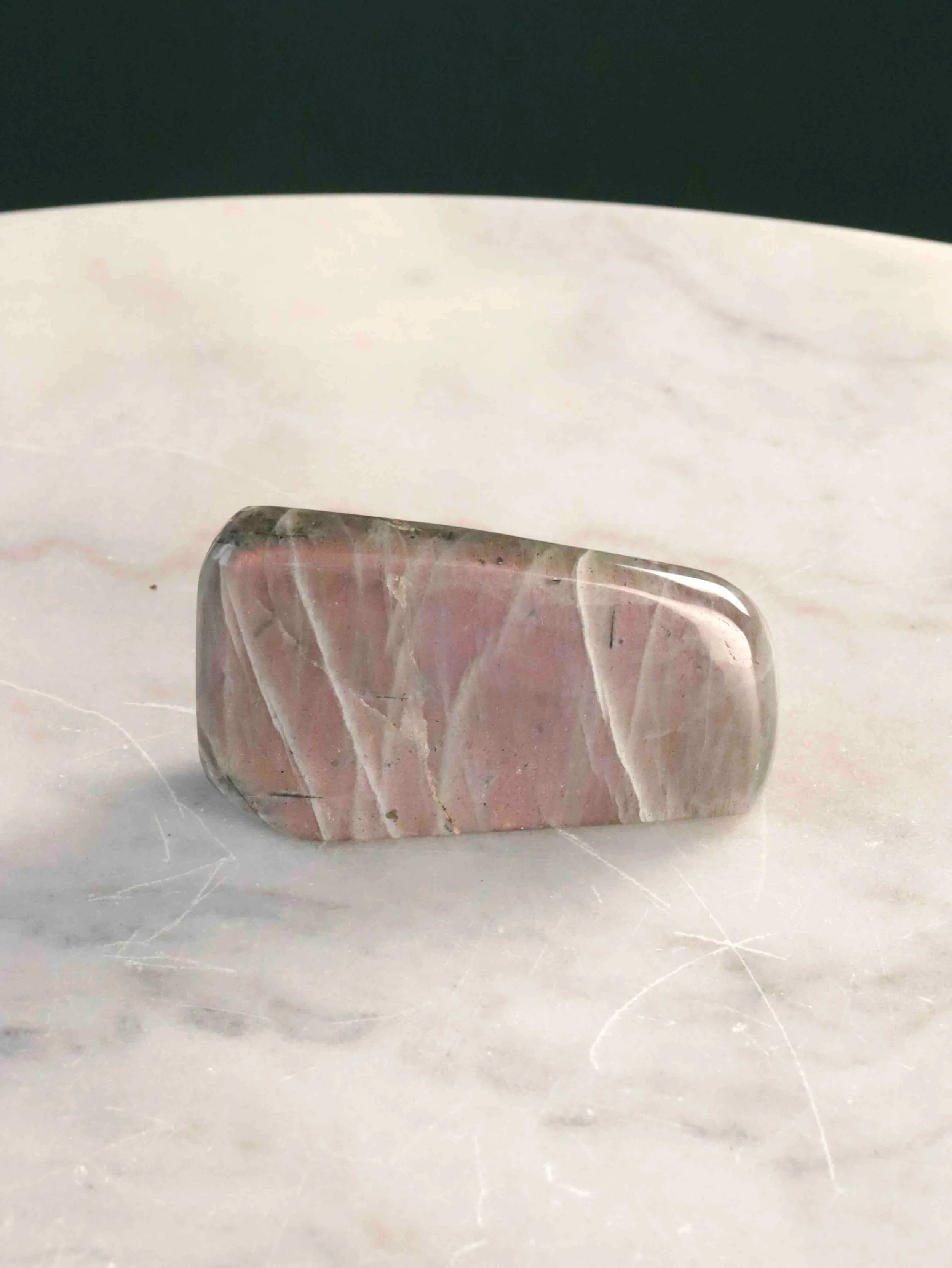 Forme libre Labradorite violette| Pierre pour se sentir protege | SOLYA | Pierres ethiques et naturelles en Belgique | Bijoux, cristaux et mineraux 