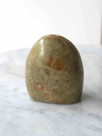 Forme libre Opale verte | Pierre pour revigorer son cœur | SOLYA | Eshop de bijoux, cristaux & minéraux | Magasin de pierres éthiques & naturelles en Belgique