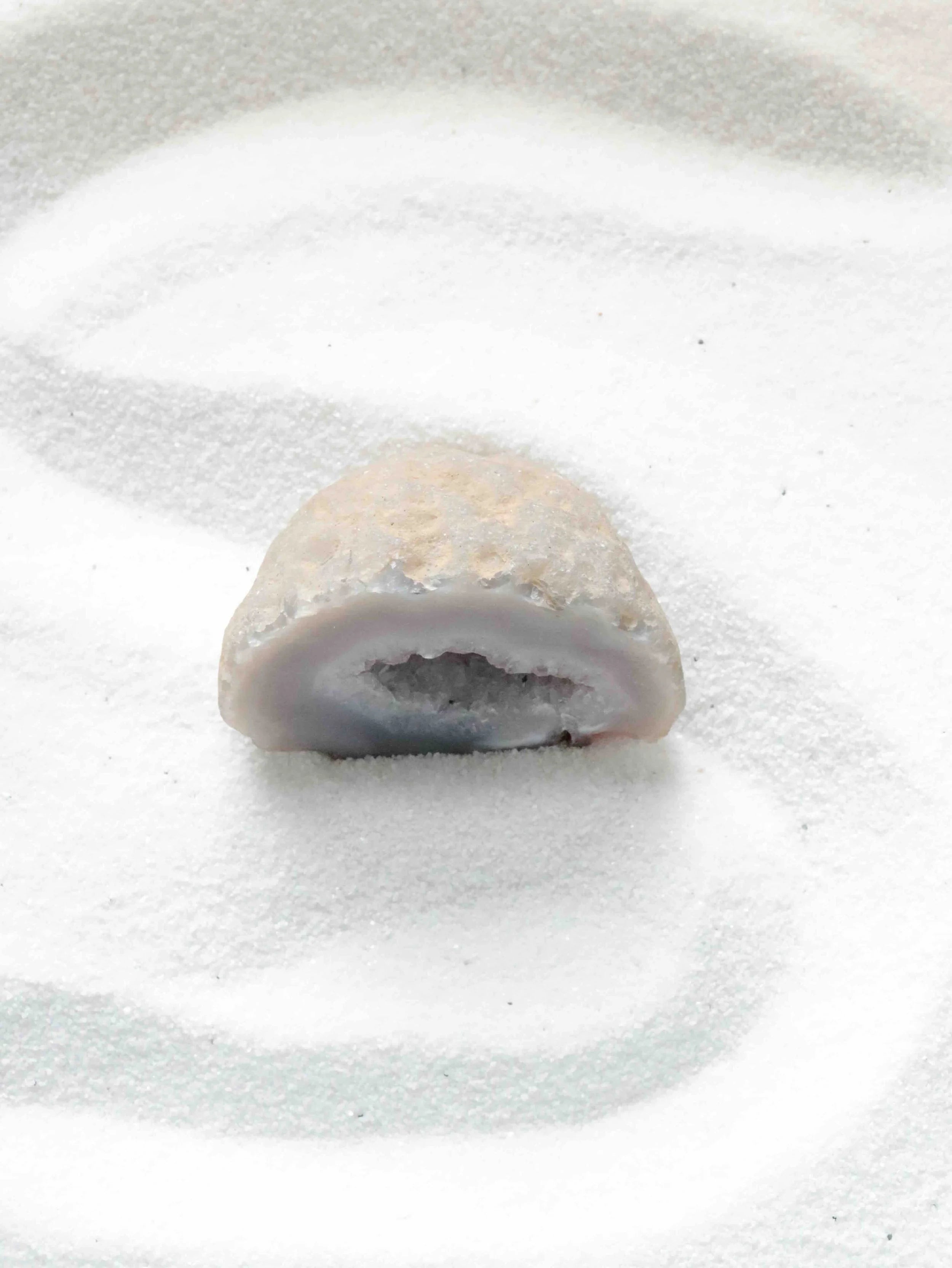 Géode d'Agate | Pierre pour le courage & la chance | SOLYA | Bijoux, cristaux & minéraux en Belgique | Eshop de pierres ethiques & naturelles | Sélectionnees par une gemmologue