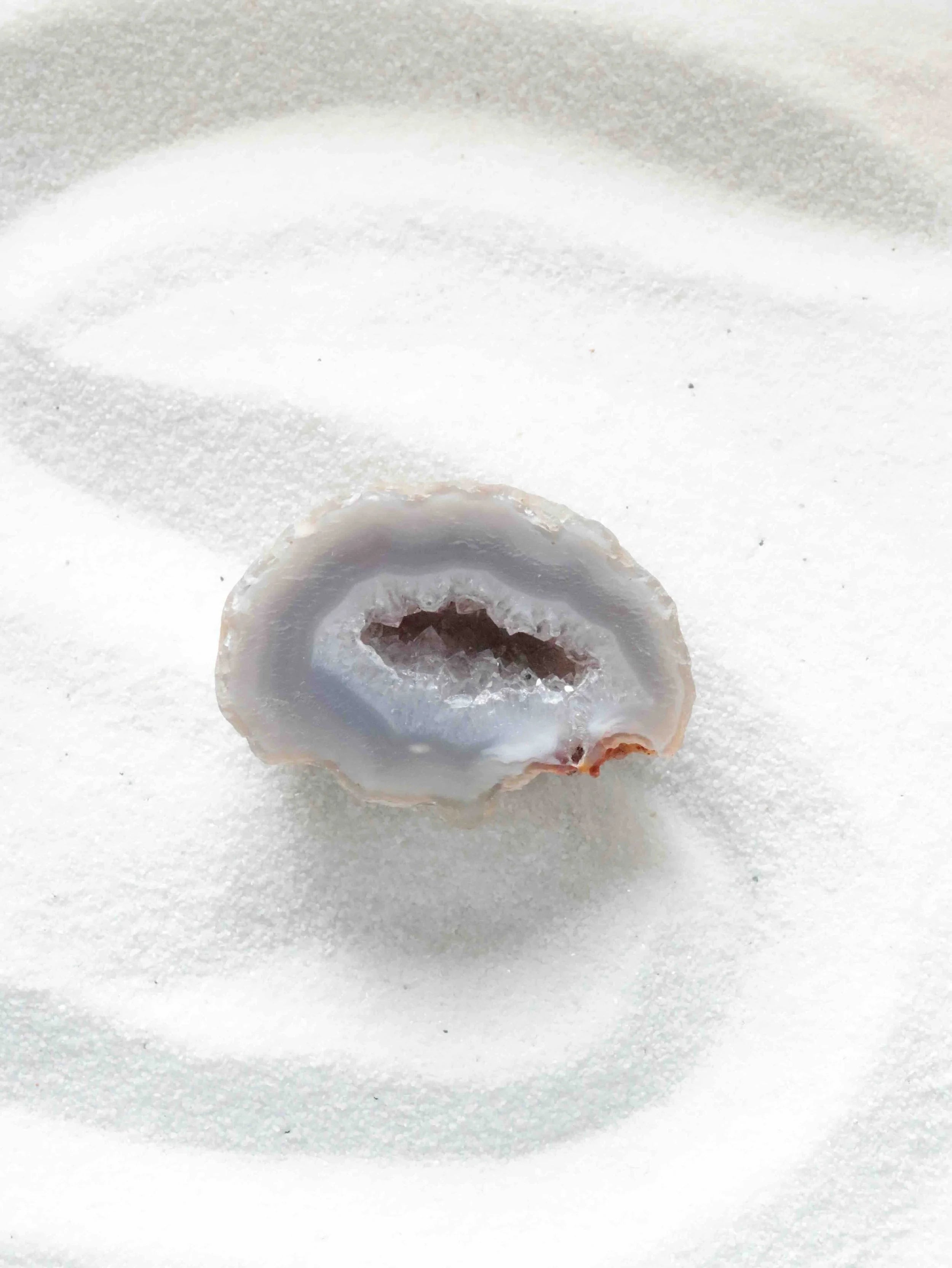 Géode d'Agate | Pierre pour le courage & la chance | SOLYA | Bijoux, cristaux & minéraux en Belgique | Eshop de pierres ethiques & naturelles | Sélectionnees par une gemmologue