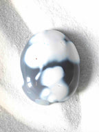Galet d'Agate Orque XL naturelle – motifs noir et blanc caractéristiques – pierre d'harmonie – SOLYA Belgique