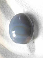 Galet d'Agate Orque XL naturelle – teinte gris-bleu lisse et brillante – lithothérapie Madagascar – SOLYA Belgique