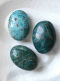 Apatite bleue | Pierre pour transcender les troubles émotionnels & Apaiser les tensions | SOLYA | Boutique belge de pierres, bijoux, cristaux et minéraux | Ethique & Traçable