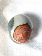 Galet de Jaspe Polychrome naturel – inclusion brun-rouille et teintes bleu-gris – pierre de confiance et sécurité – SOLYA Belgique