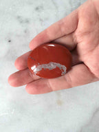 Galet Jaspe rouge - Pierre pour prendre sa place - SOLYA - Bijoux, Cristaux et mineraux en Belgique - Boutique de pierres naturelles et ethiques
