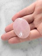 Galet M Quartz rose - Pierre pour l'Amour & la Douceur - SOLYA - Bijoux, Cristaux et mineraux en Belgique - Boutique de pierres naturelles et ethiques