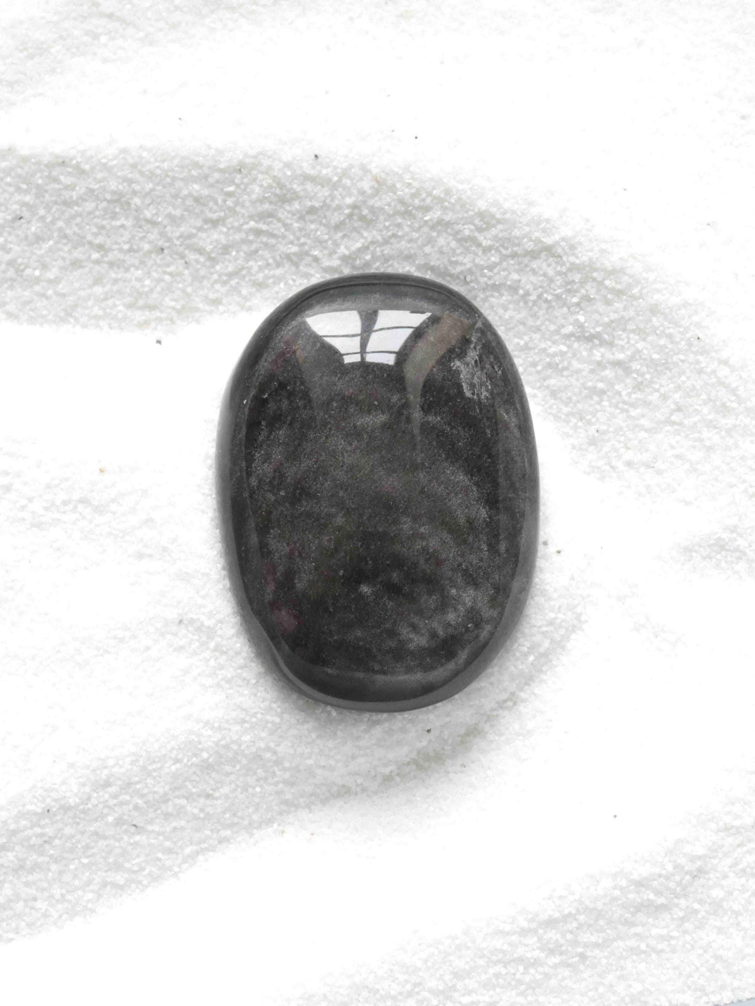 Galet Obsidienne Argentee | Pierre pour defaire les blocages & redevenir maitre de son destin | Magasin de pierres ethiques & naturelles en Belgique