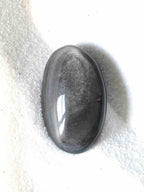 Galet d'Obsidienne Argentée naturelle – reflet argenté sur verre volcanique noir – pierre de libération – SOLYA Belgique