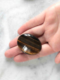 Galet Œil-de-Tigre M - Pierre pour laisser briller sa lumière - SOLYA - Bijoux, Cristaux et mineraux en Belgique - Boutique de pierres naturelles et ethiques