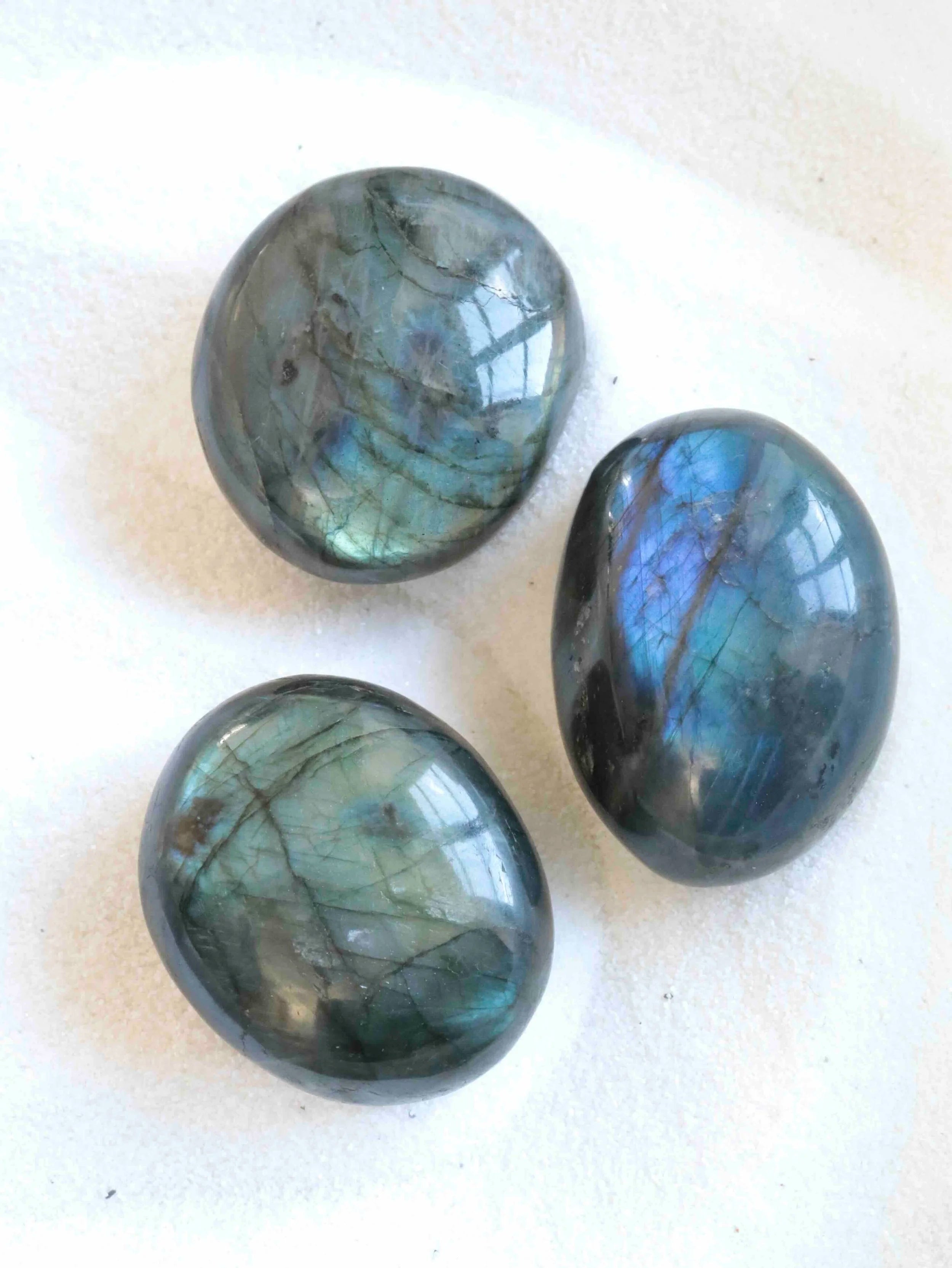 Galet de Labradorite | Pierre pour se sentir protege | SOLYA | Pierres ethiques et naturelles en Belgique | Bijoux, cristaux et mineraux 
