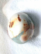Galet de Jaspe Polychrome naturel – motifs crème et terracotta – lithothérapie – SOLYA Belgique