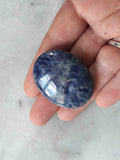 Galet de sodalite poli tenu en main, pierre naturelle bleue veinée de blanc du Brésil, environ 4,5 cm