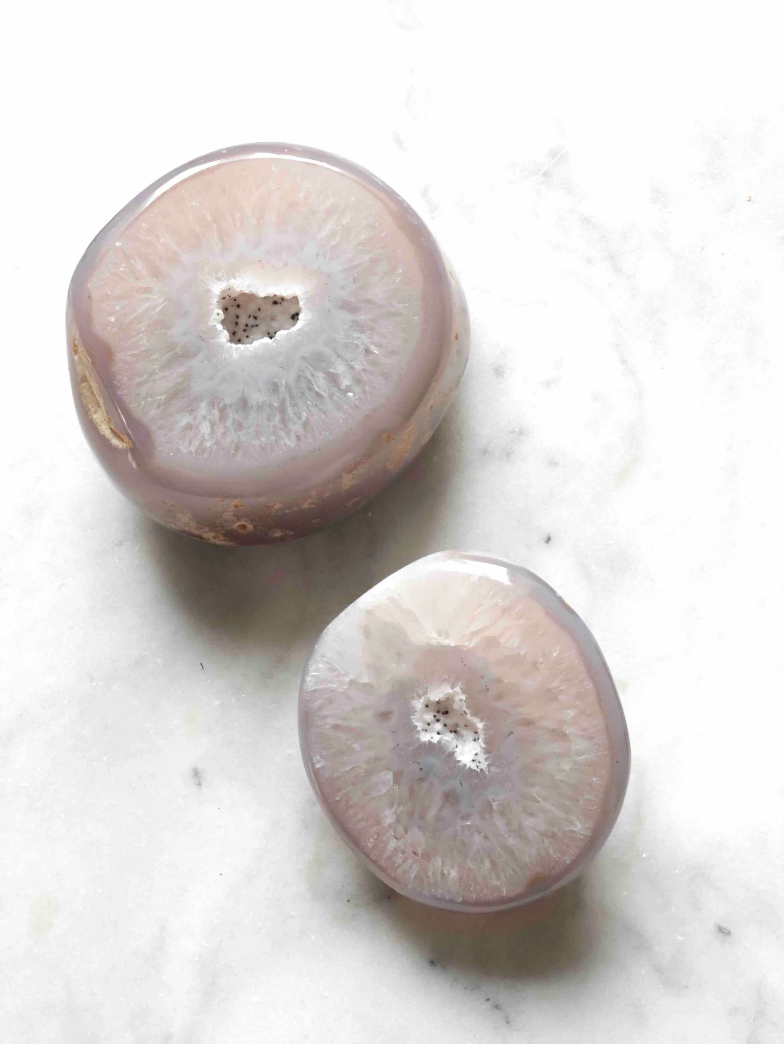 Geode Agate semi polie | Pierre pour le courage & la chance | SOLYA | Bijoux, cristaux & minéraux en Belgique | Eshop de pierres ethiques & naturelles | Sélectionnees par une gemmologue