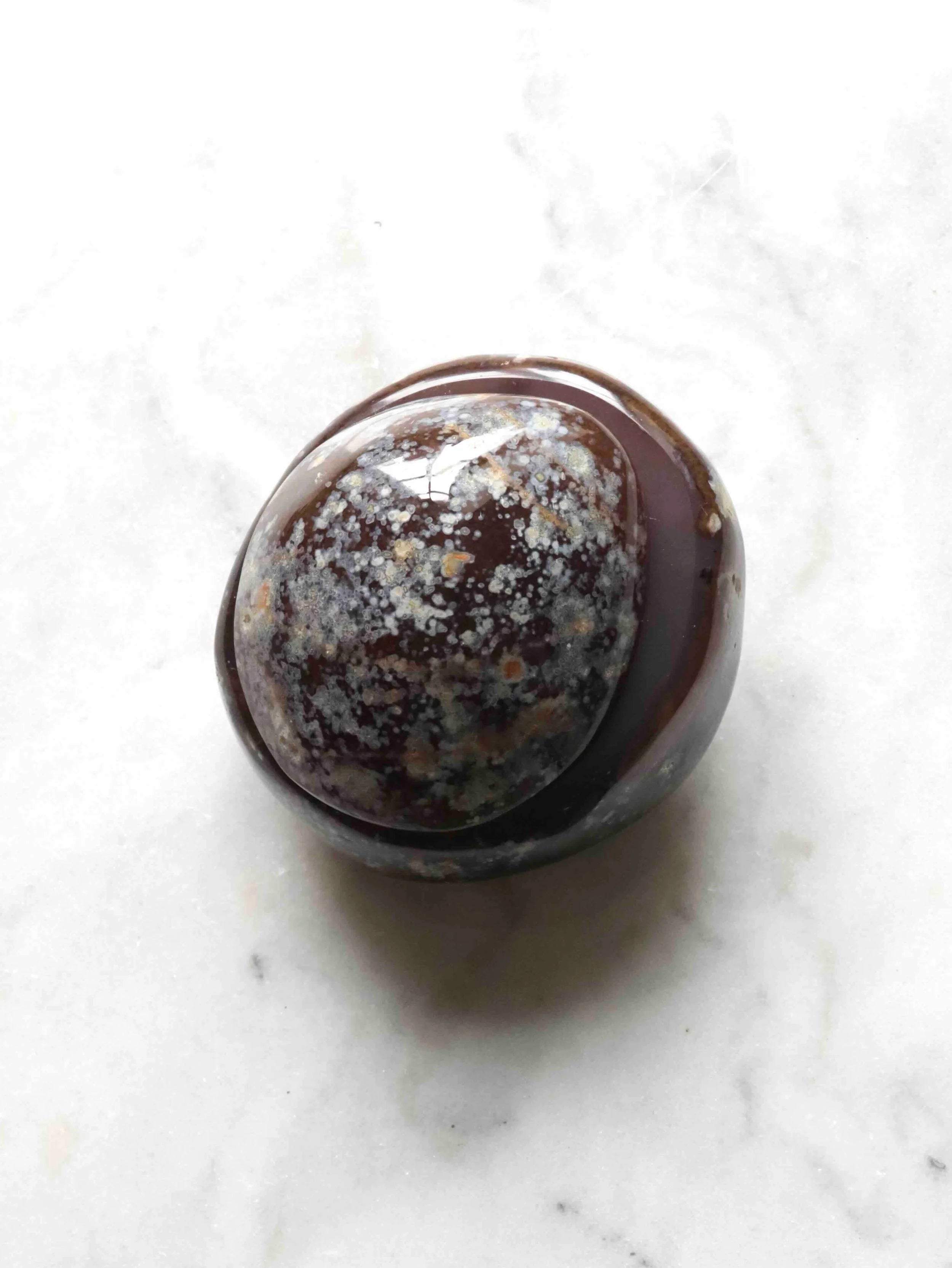 Geode Agate semi polie foncee | Pierre pour le courage & la chance | SOLYA | Bijoux, cristaux & minéraux en Belgique | Eshop de pierres ethiques & naturelles | Sélectionnees par une gemmologue