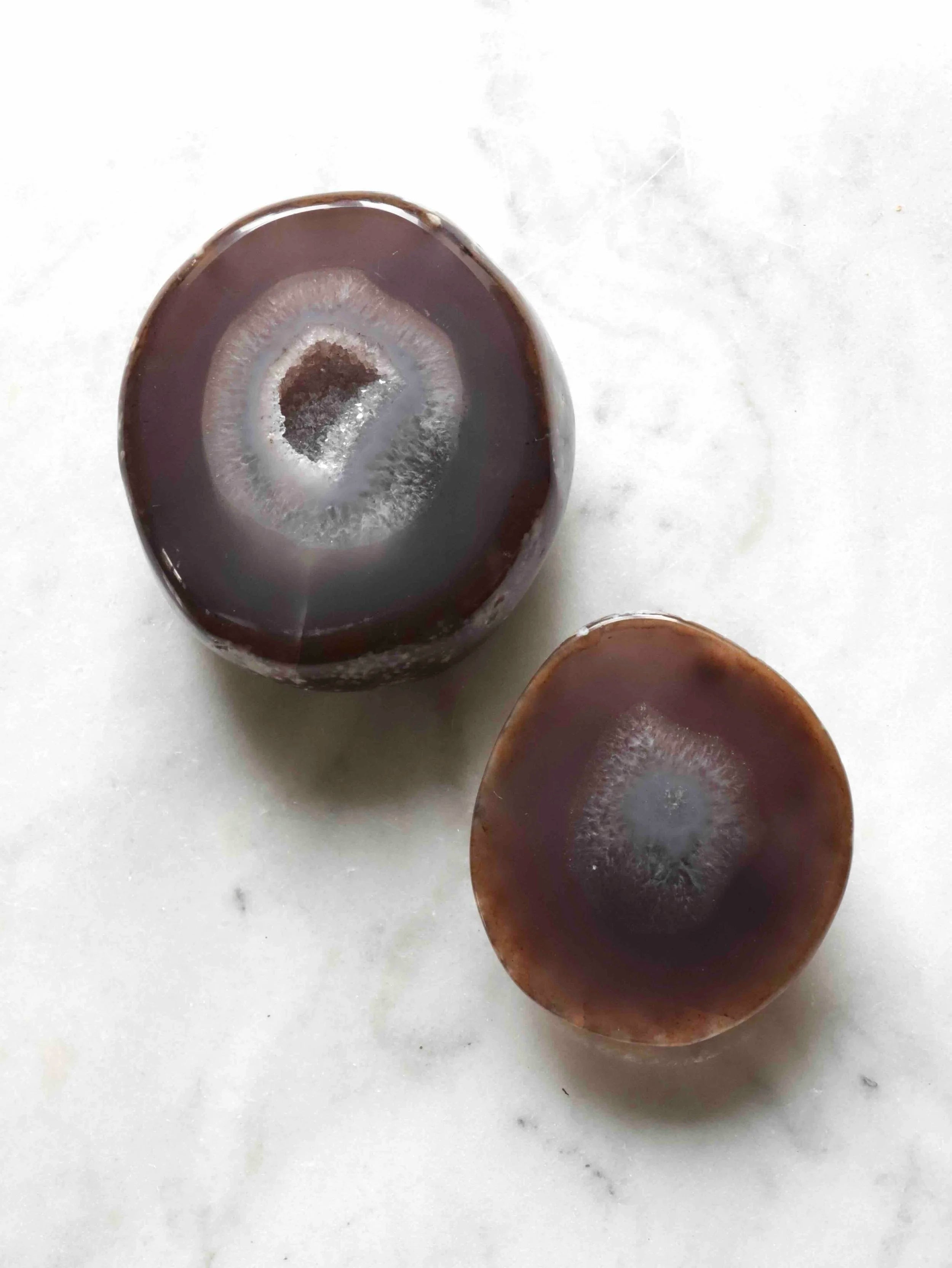 Geode Agate semi polie foncee | Pierre pour le courage & la chance | SOLYA | Bijoux, cristaux & minéraux en Belgique | Eshop de pierres ethiques & naturelles | Sélectionnees par une gemmologue