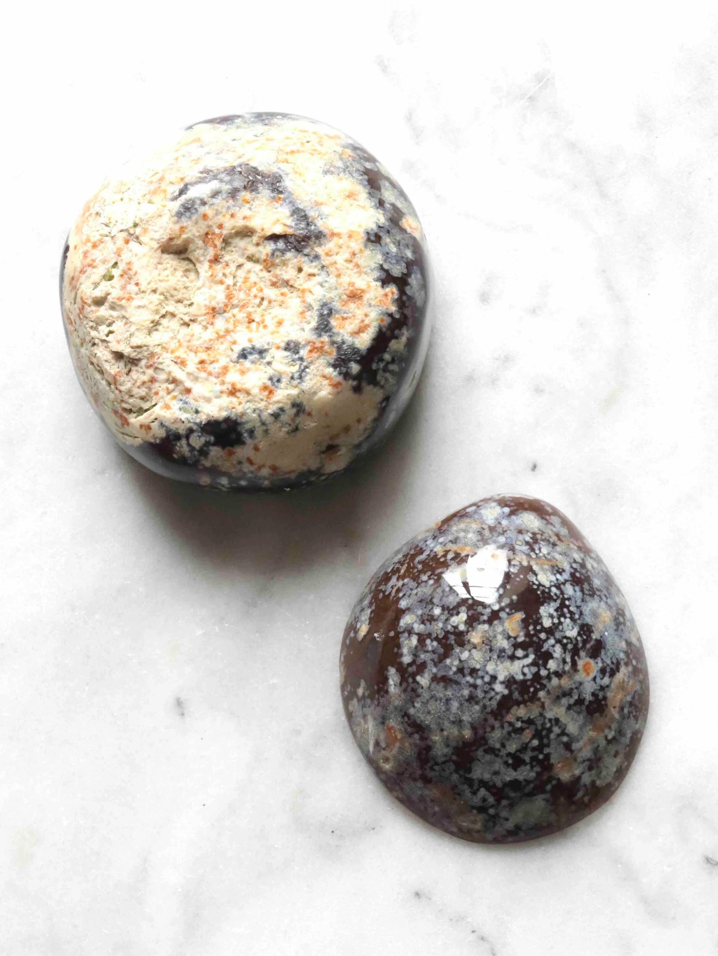 Geode Agate semi polie foncee | Pierre pour le courage & la chance | SOLYA | Bijoux, cristaux & minéraux en Belgique | Eshop de pierres ethiques & naturelles | Sélectionnees par une gemmologue