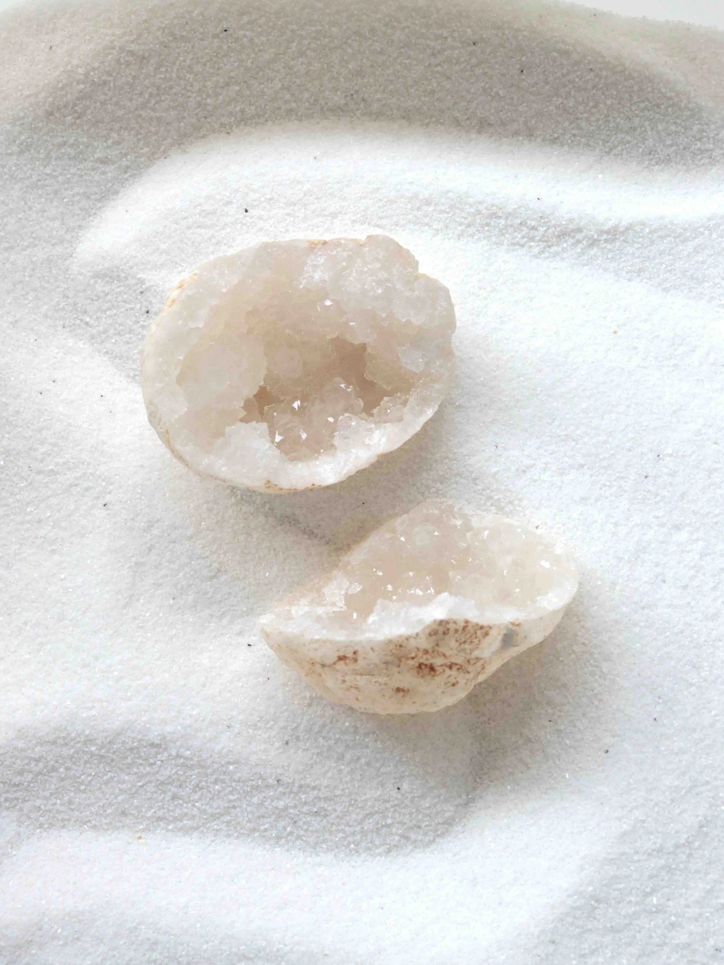 Geode Cristal de Roche brut | Pierre pour se recentrer sur son intention | SOLYA | Bijoux, pierres, cristaux & minéraux en Belgique | Ethique et naturelles