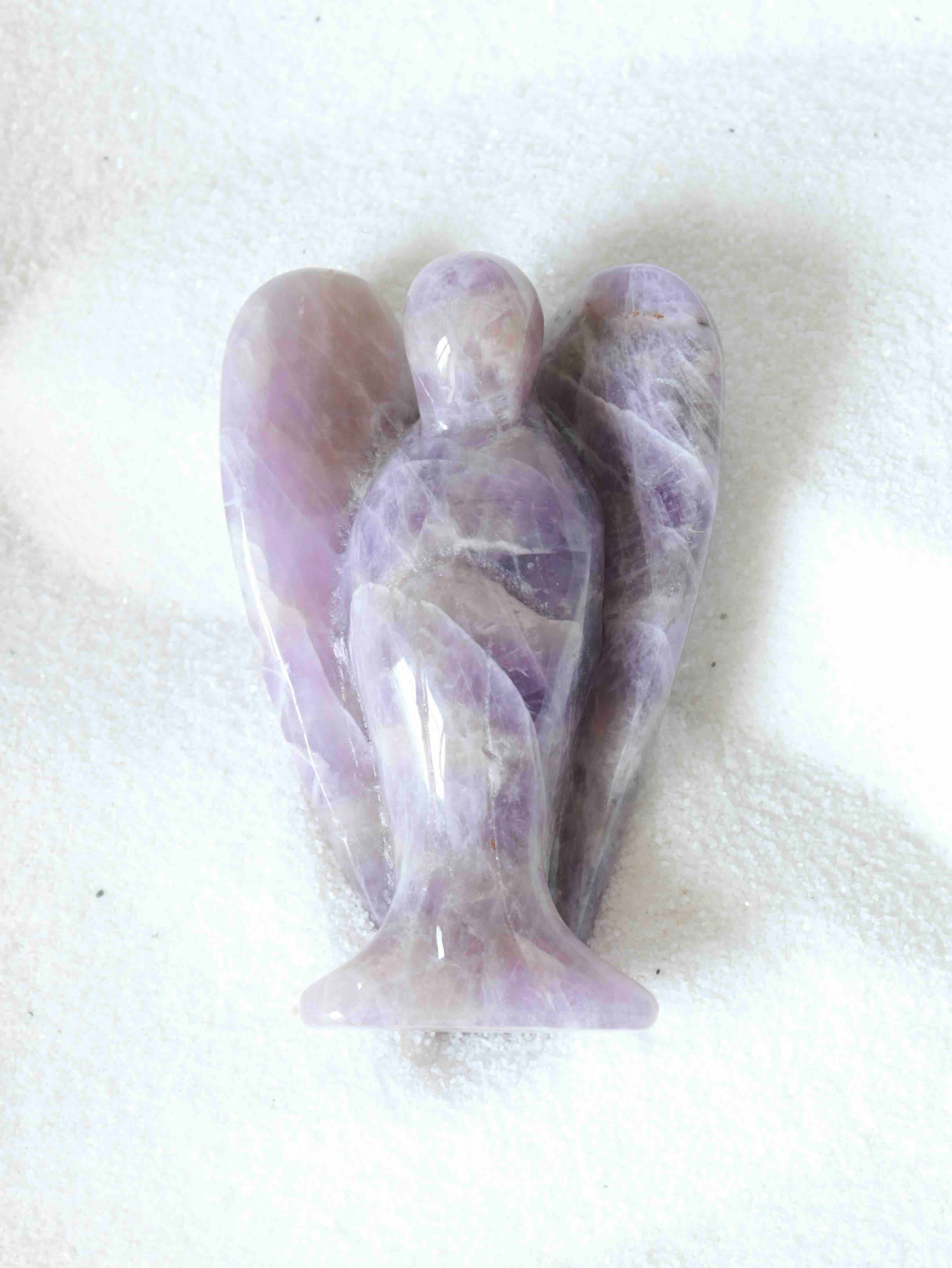 Ange gardien sculpté en améthyste claire, pierre naturelle violette et blanche, vue de face, 7,5 cm