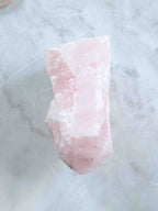 Grand Quartz rose du Bresil | Pierre pour l'Amour & la Douceur | SOLYA | Bijoux, Cristaux et mineraux en Belgique | Boutique de pierres naturelles et ethiques