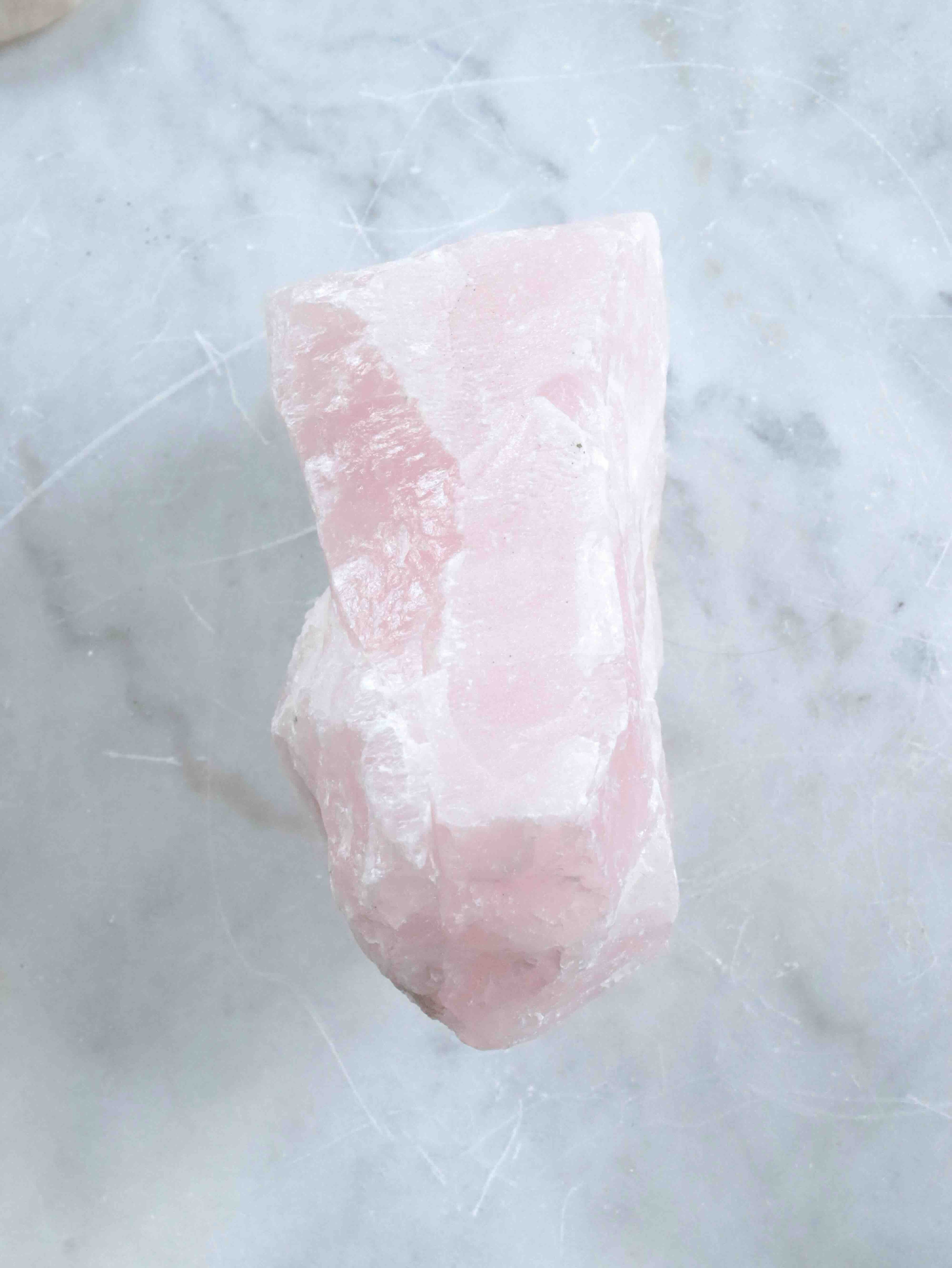 Grand Quartz rose du Bresil | Pierre pour l'Amour & la Douceur | SOLYA | Bijoux, Cristaux et mineraux en Belgique | Boutique de pierres naturelles et ethiques