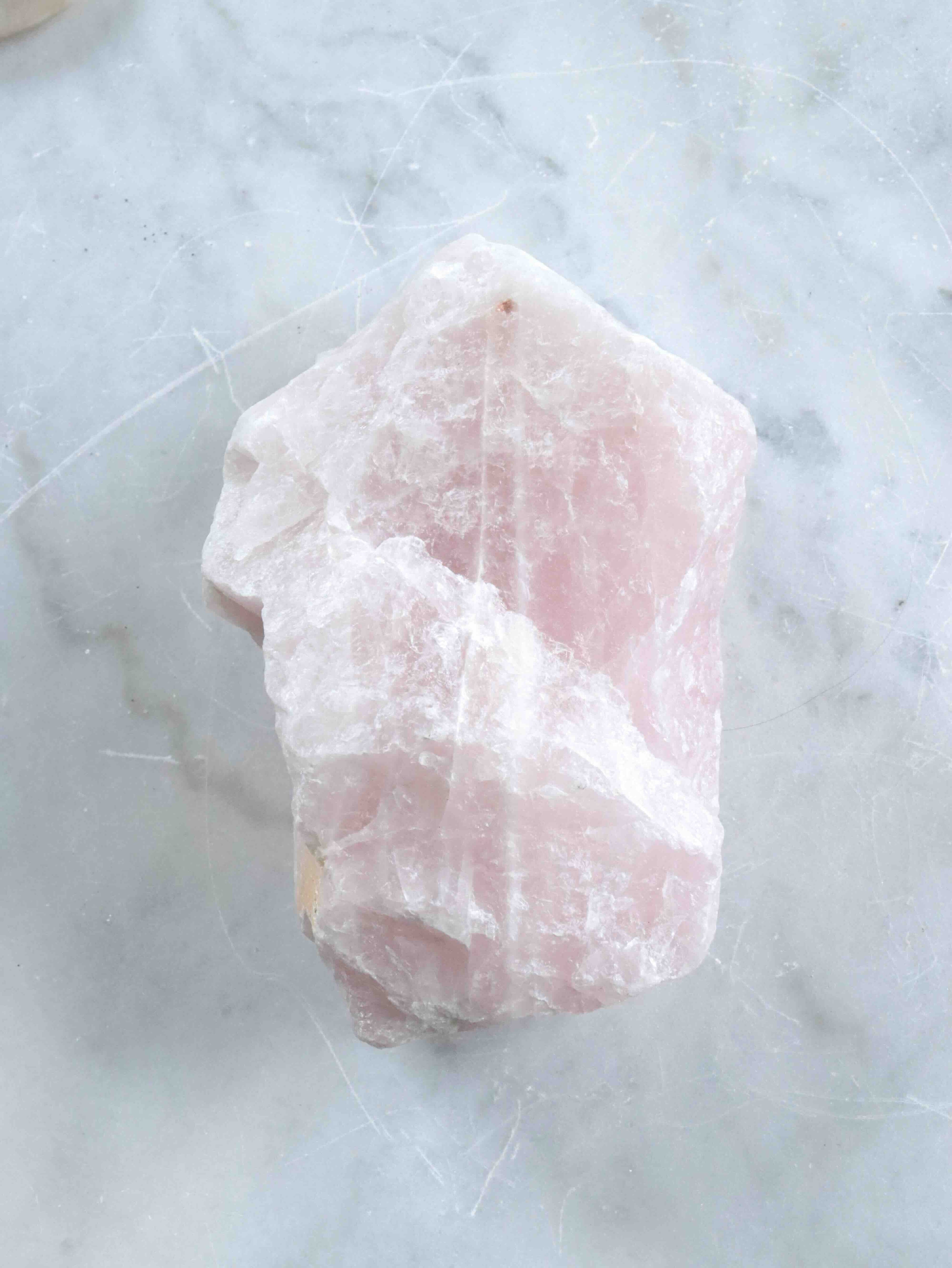 Grand Quartz rose du Bresil | Pierre pour l'Amour & la Douceur | SOLYA | Bijoux, Cristaux et mineraux en Belgique | Boutique de pierres naturelles et ethiques