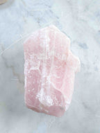 Grand Quartz rose du Bresil | Pierre pour l'Amour & la Douceur | SOLYA | Bijoux, Cristaux et mineraux en Belgique | Boutique de pierres naturelles et ethiques