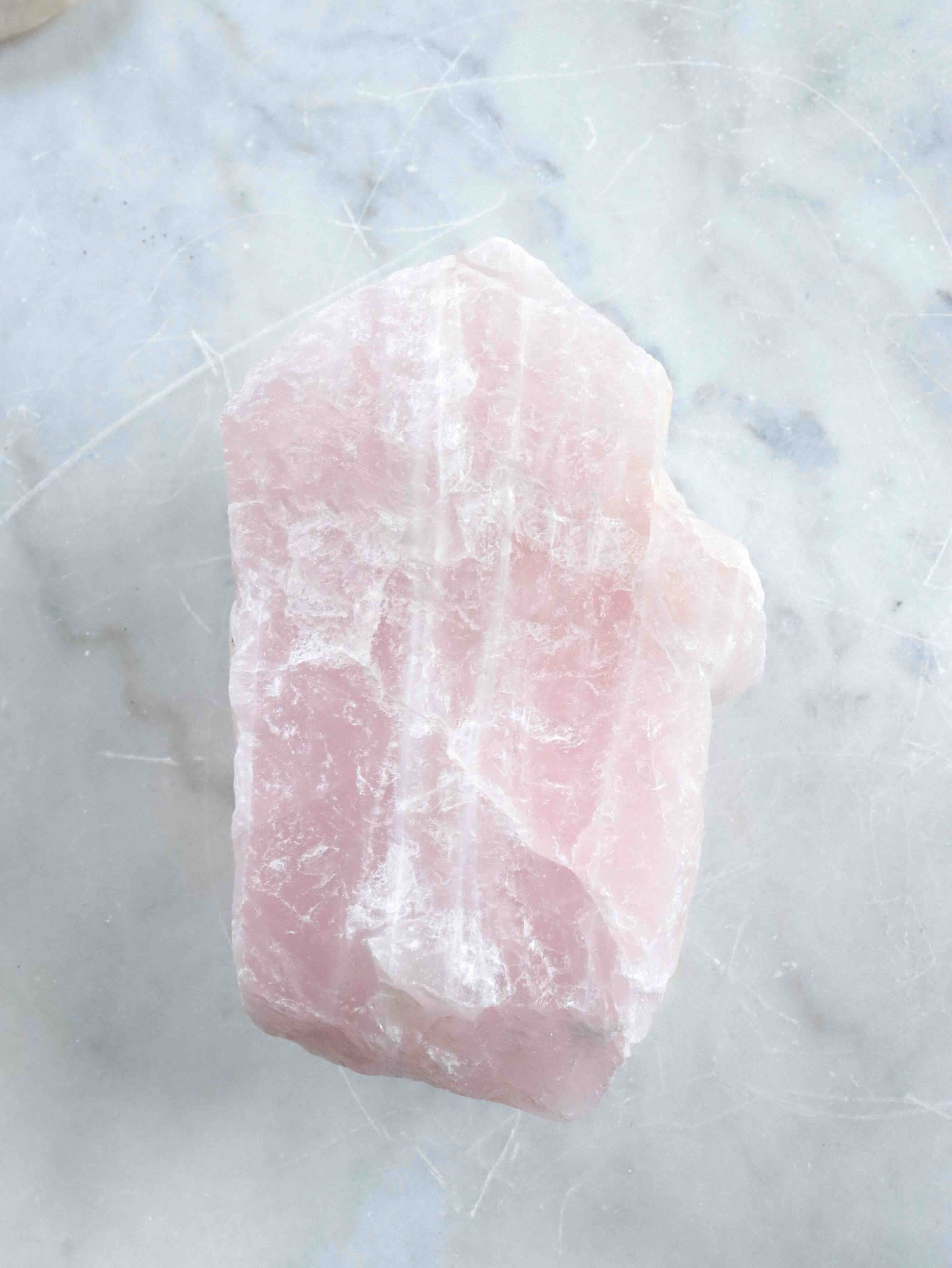 Grand Quartz rose du Bresil | Pierre pour l'Amour & la Douceur | SOLYA | Bijoux, Cristaux et mineraux en Belgique | Boutique de pierres naturelles et ethiques