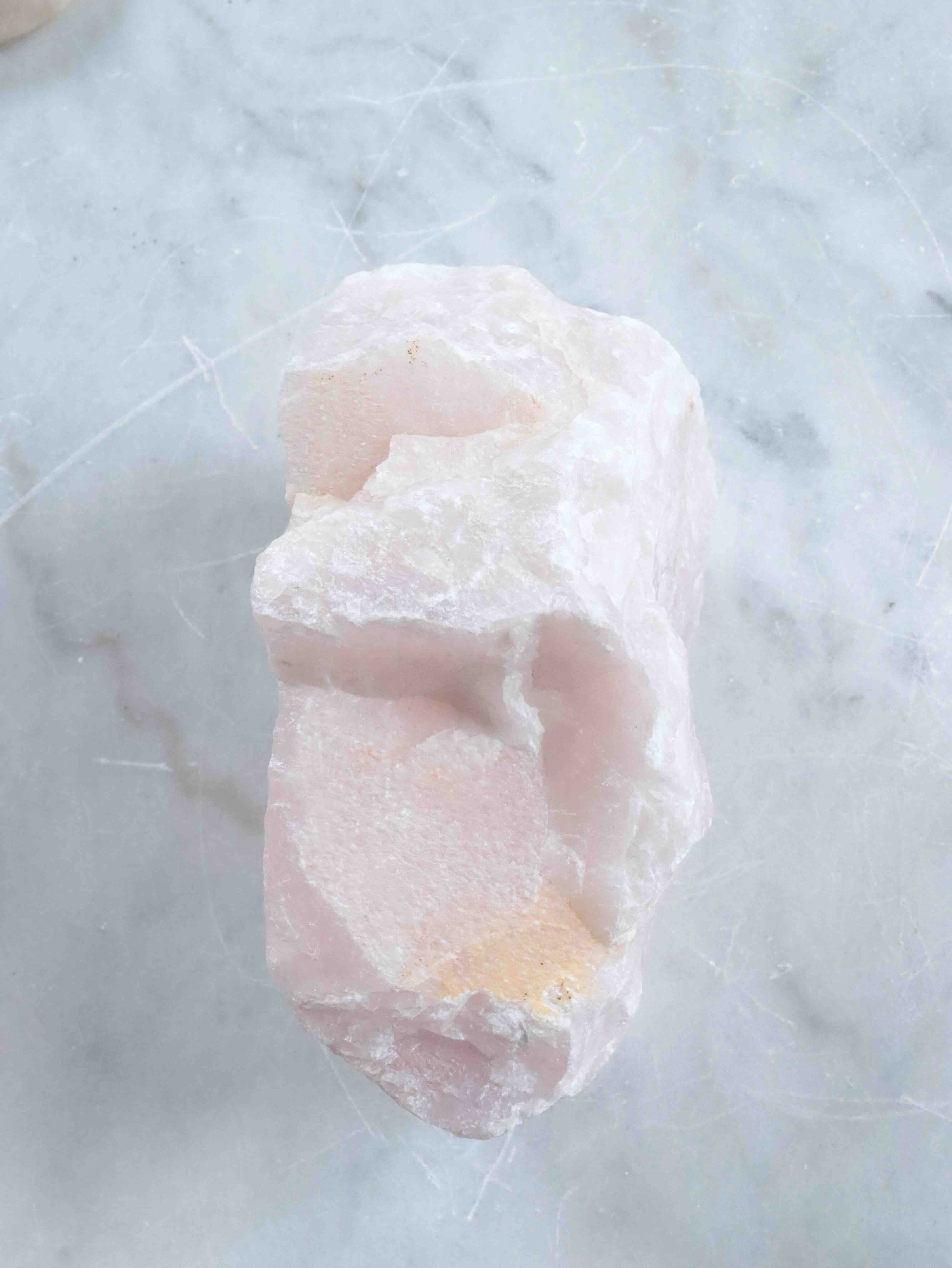 Grand Quartz rose du Bresil | Pierre pour l'Amour & la Douceur | SOLYA | Bijoux, Cristaux et mineraux en Belgique | Boutique de pierres naturelles et ethiques