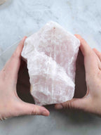 Grand Quartz rose du Bresil | Pierre pour l'Amour & la Douceur | SOLYA | Bijoux, Cristaux et mineraux en Belgique | Boutique de pierres naturelles et ethiques