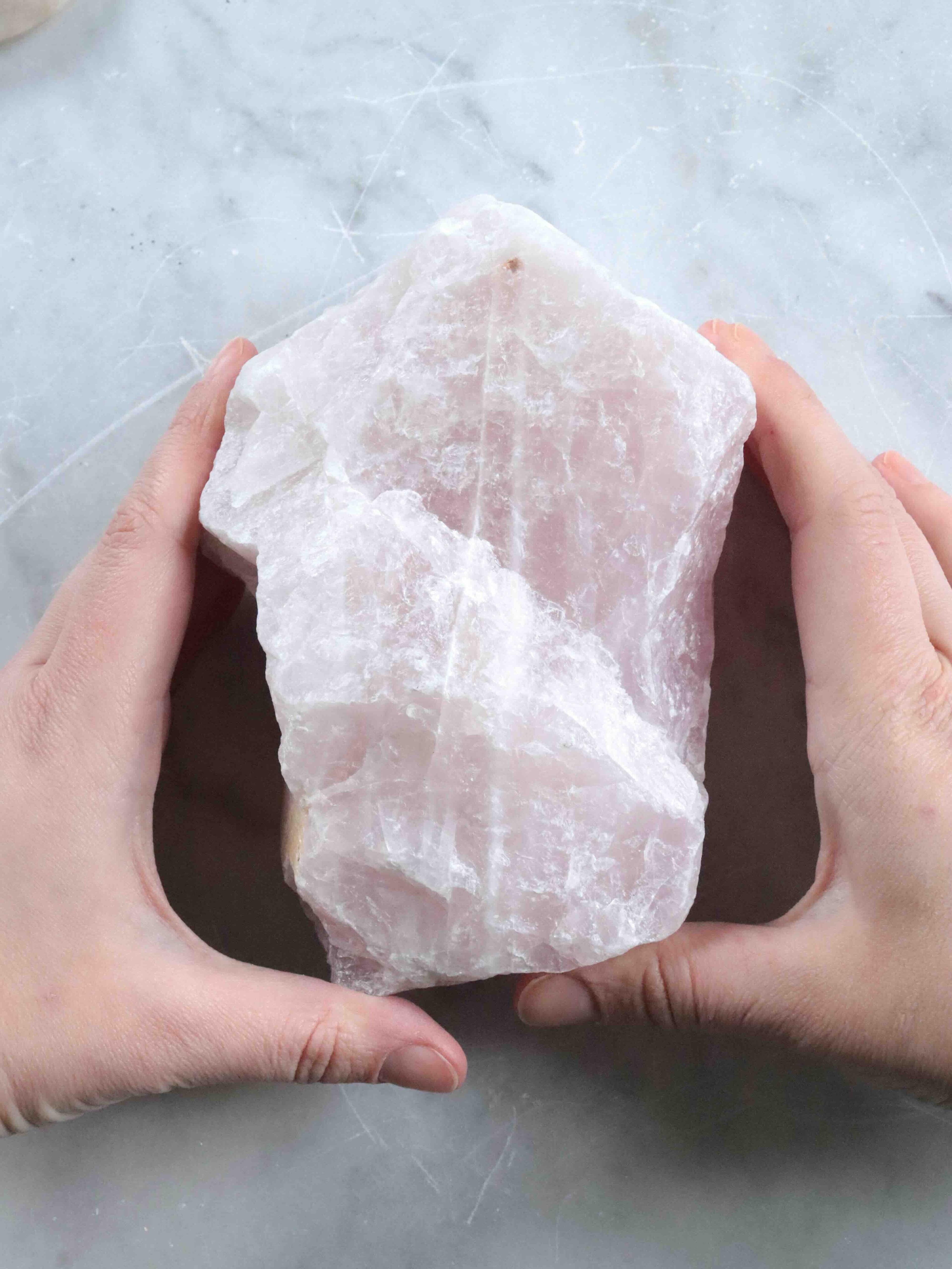 Grand Quartz rose du Bresil | Pierre pour l'Amour & la Douceur | SOLYA | Bijoux, Cristaux et mineraux en Belgique | Boutique de pierres naturelles et ethiques