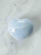 Coeur en Calcite bleue - Pierre pour s'apaiser et se relaxer - SOLYA - Bijoux, Cristaux et mineraux en Belgique - Boutique de pierres naturelles et ethiques