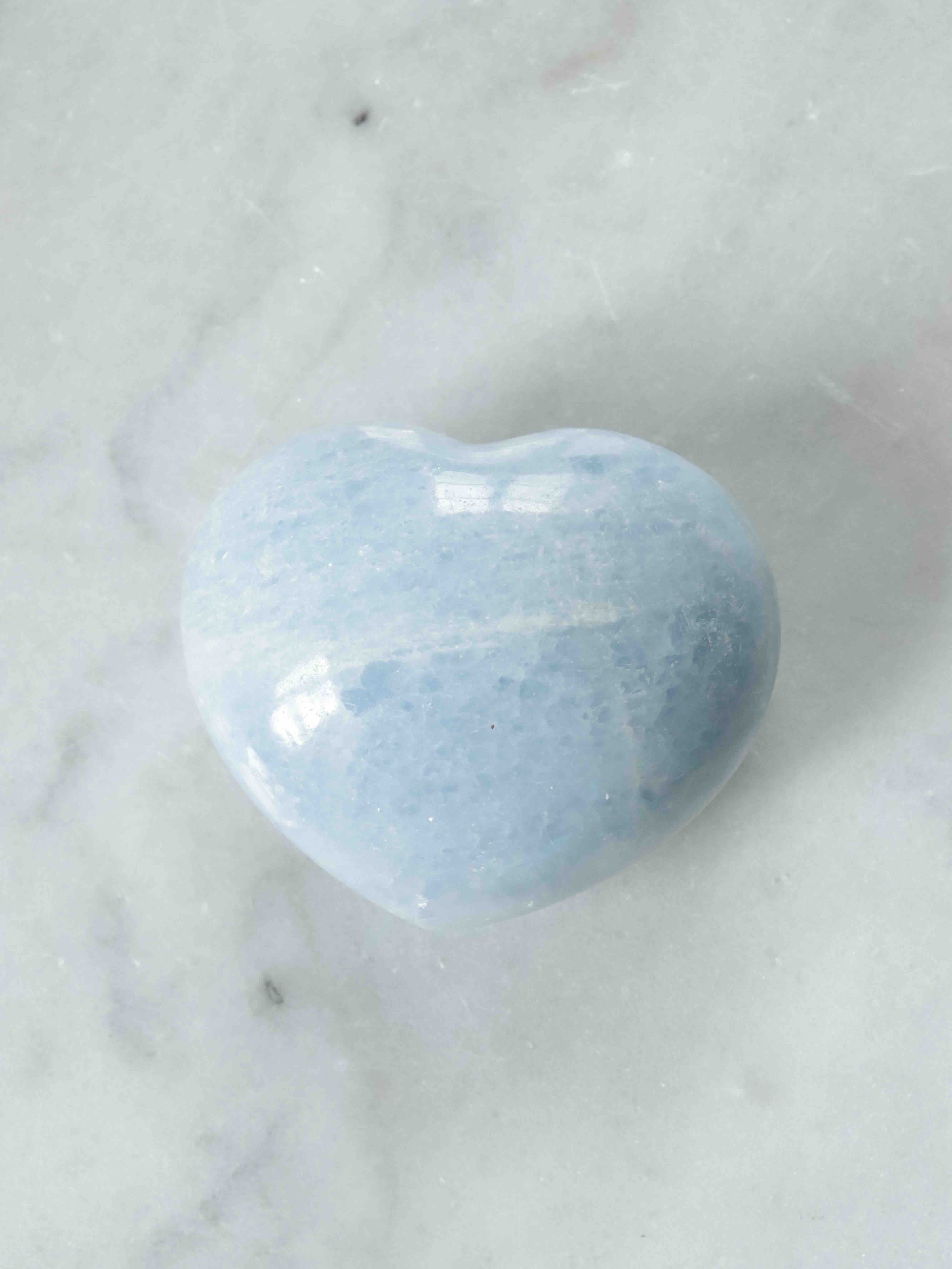 Coeur en Calcite bleue - Pierre pour s'apaiser et se relaxer - SOLYA - Bijoux, Cristaux et mineraux en Belgique - Boutique de pierres naturelles et ethiques