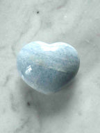 Coeur en Calcite bleue - Pierre pour s'apaiser et se relaxer - SOLYA - Bijoux, Cristaux et mineraux en Belgique - Boutique de pierres naturelles et ethiques