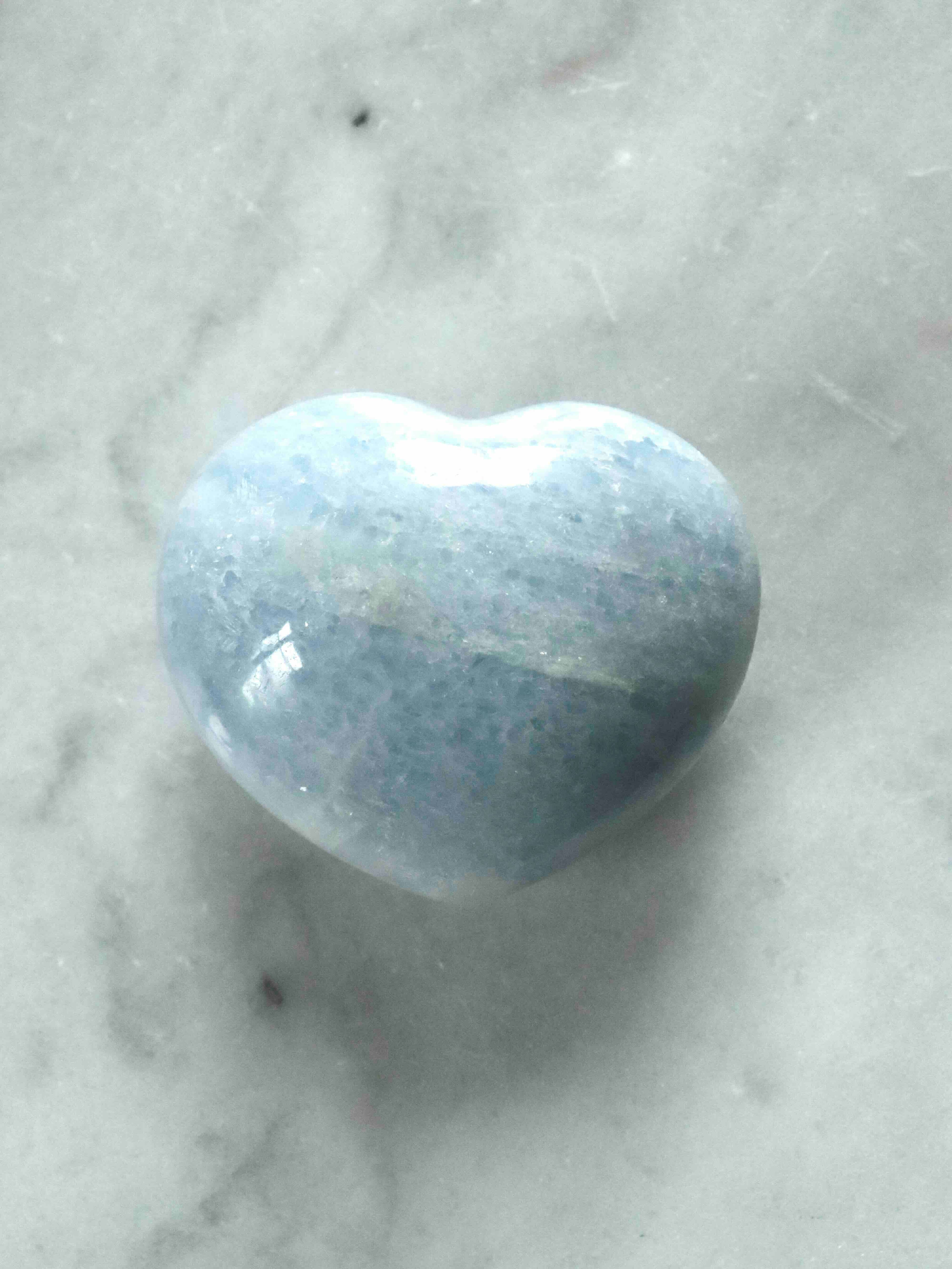 Coeur en Calcite bleue - Pierre pour s'apaiser et se relaxer - SOLYA - Bijoux, Cristaux et mineraux en Belgique - Boutique de pierres naturelles et ethiques