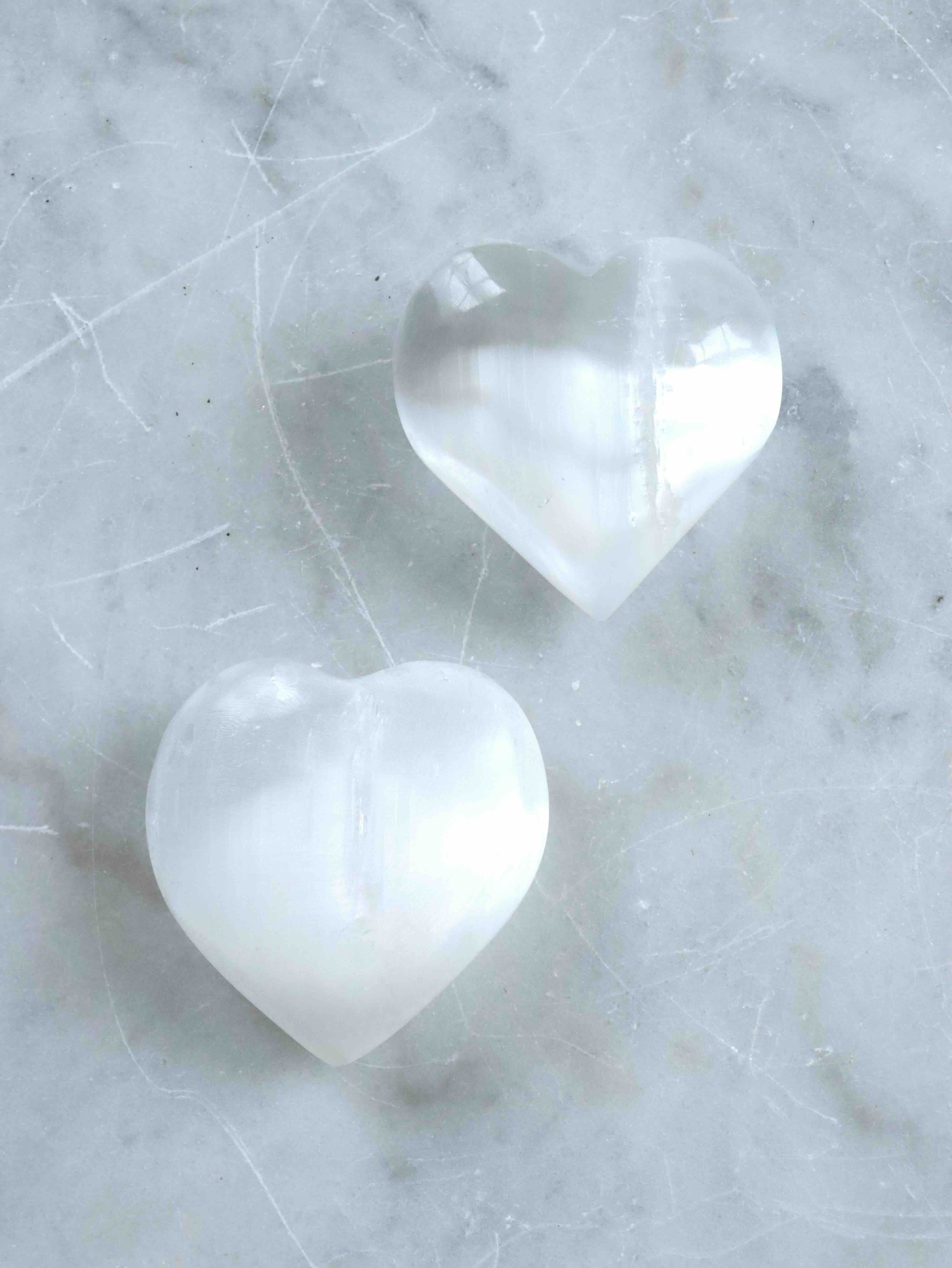 Grand coeur en Selenite | Pierre pour Assainir & Apaiser | SOLYA | Bijoux, Cristaux et mineraux en Belgique | Boutique de pierres naturelles et ethiques
