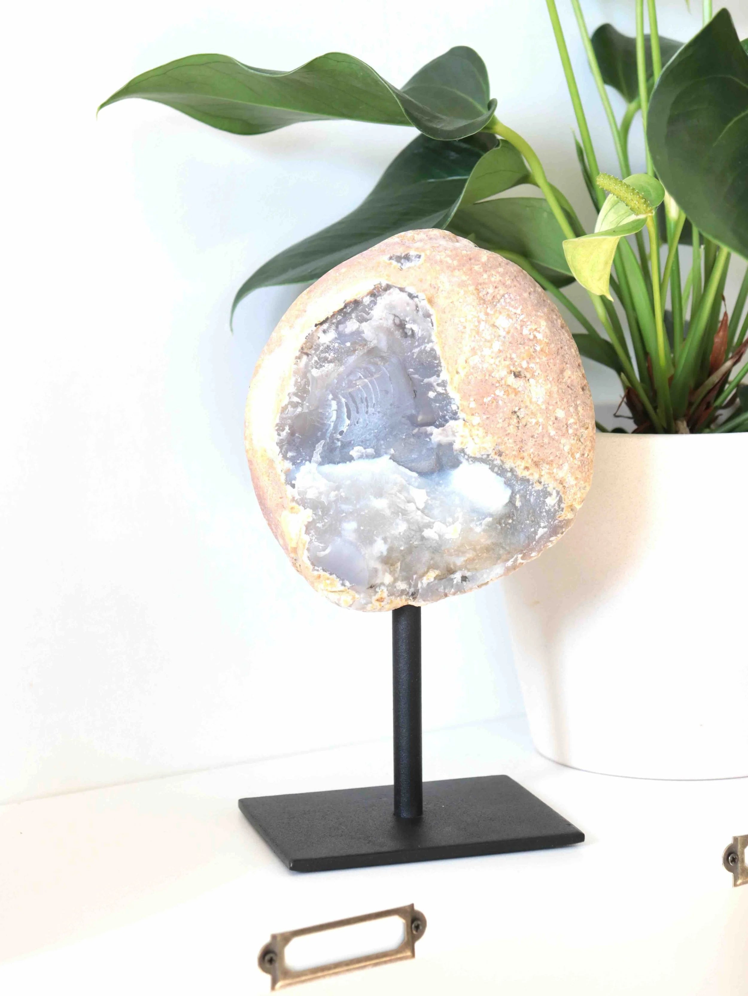 Grande Agate sur pied | Pierre pour le courage et la chance | SOLYA | Bijoux, cristaux & minéraux en Belgique | Eshop de pierres ethiques & naturelles | Sélectionnees par une gemmologue