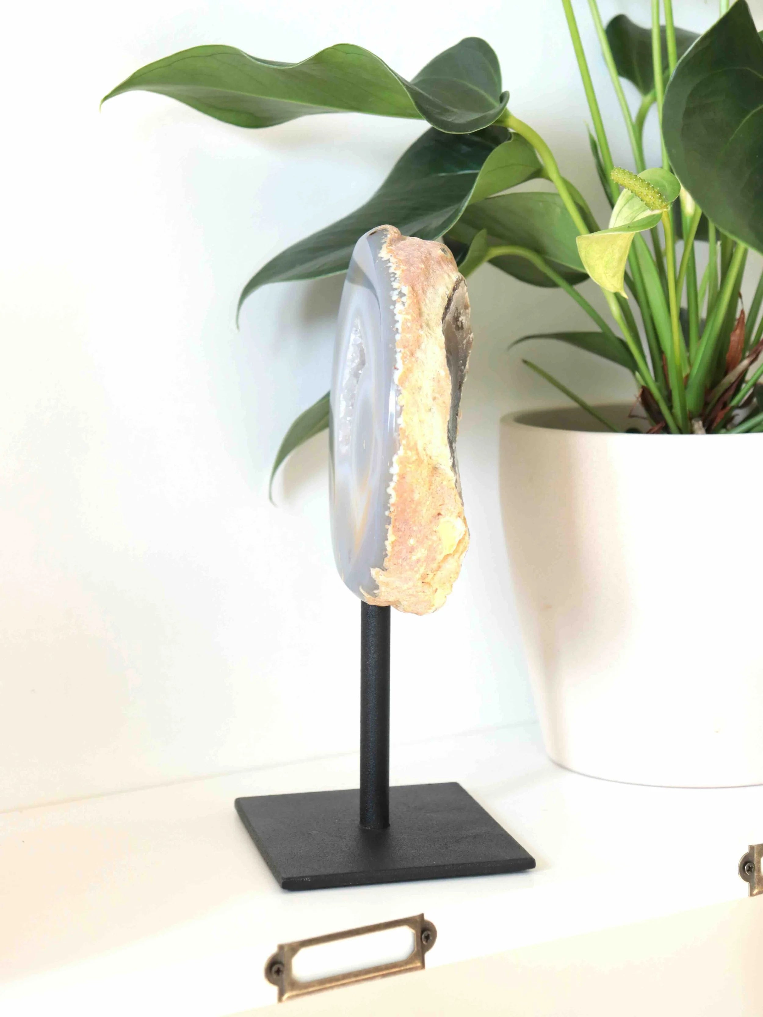 Grande Agate sur pied | Pierre pour le courage et la chance | SOLYA | Bijoux, cristaux & minéraux en Belgique | Eshop de pierres ethiques & naturelles | Sélectionnees par une gemmologue