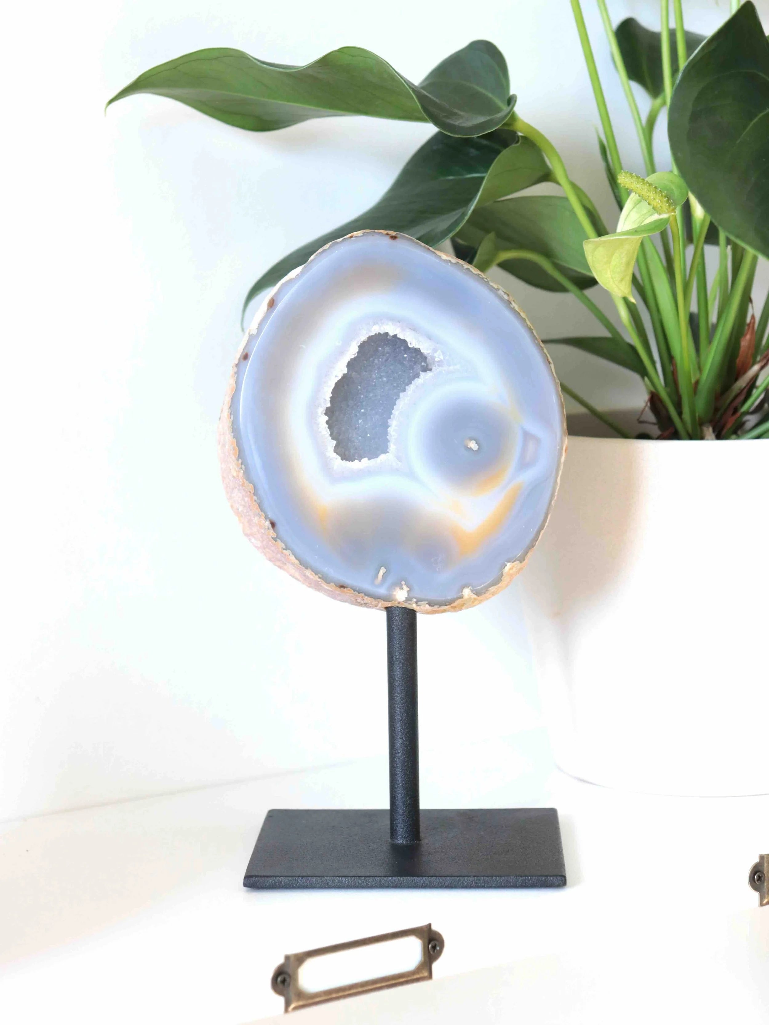 Grande Agate sur pied | Pierre pour le courage et la chance | SOLYA | Bijoux, cristaux & minéraux en Belgique | Eshop de pierres ethiques & naturelles | Sélectionnees par une gemmologue