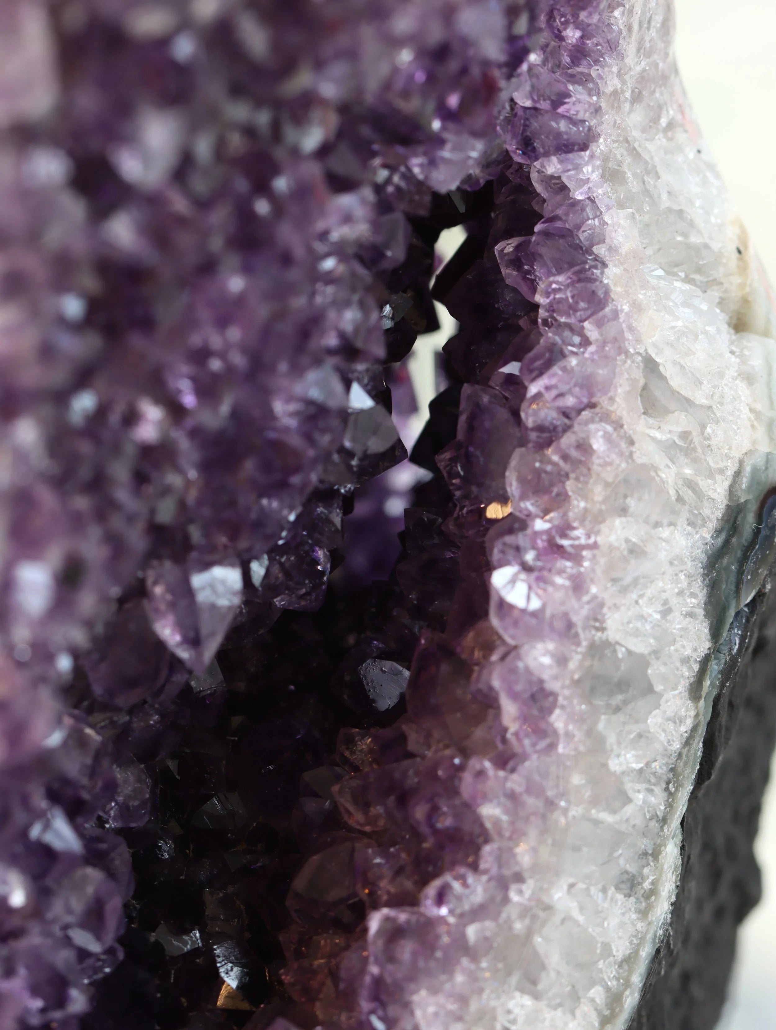 Amethyste sur pied du Bresil | Pierre pour se detendre et se reconnecter | SOLYA | Bijoux, pierres, cristaux & minéraux en Belgique | Ethique et naturel