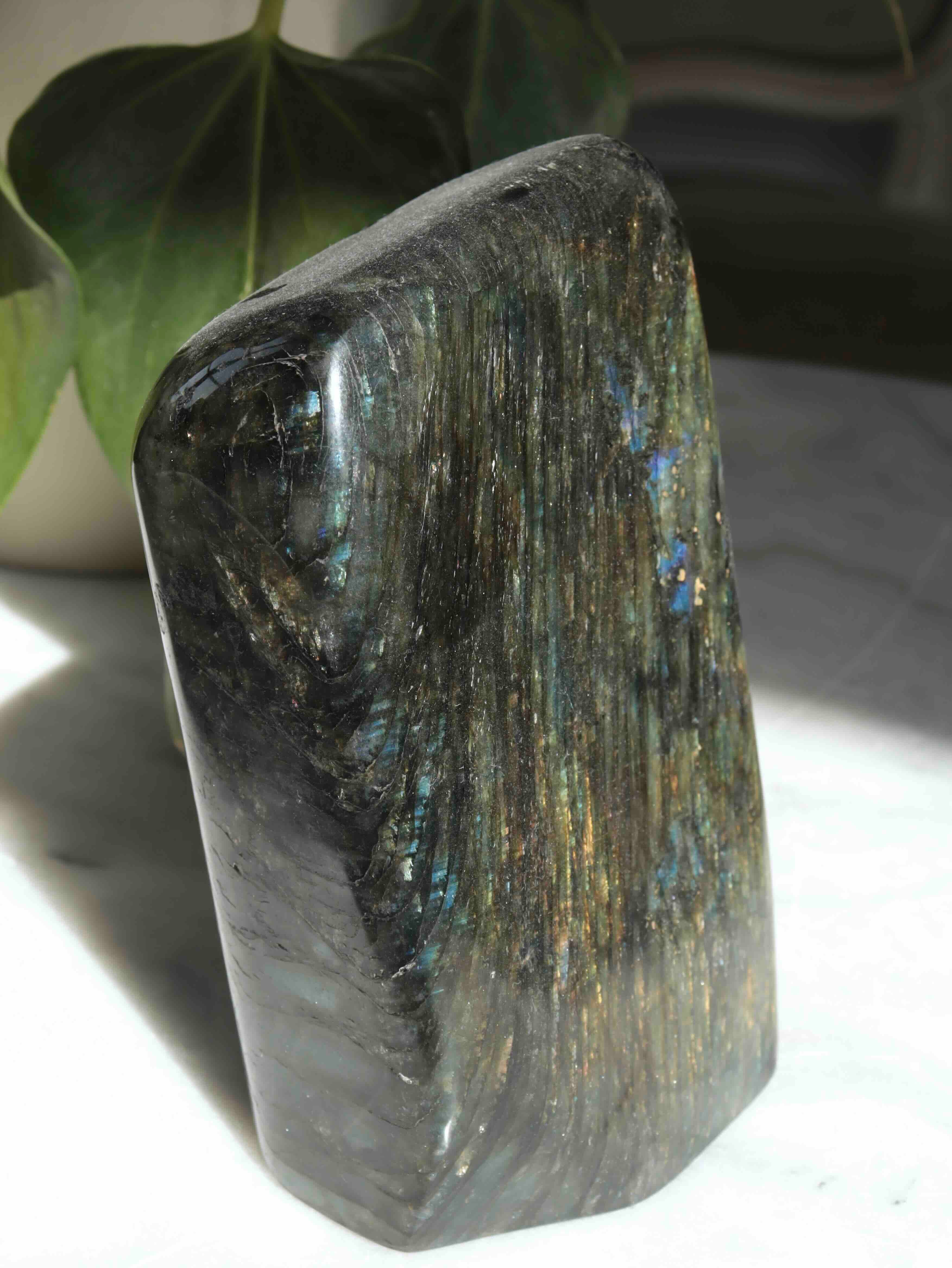 Labradorite L - Pierre pour se sentir protégé - SOLYA - Bijoux, Cristaux et mineraux en Belgique - Boutique de pierres naturelles et ethiques