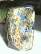 Labradorite L - Pierre pour se sentir protégé - SOLYA - Bijoux, Cristaux et mineraux en Belgique - Boutique de pierres naturelles et ethiques