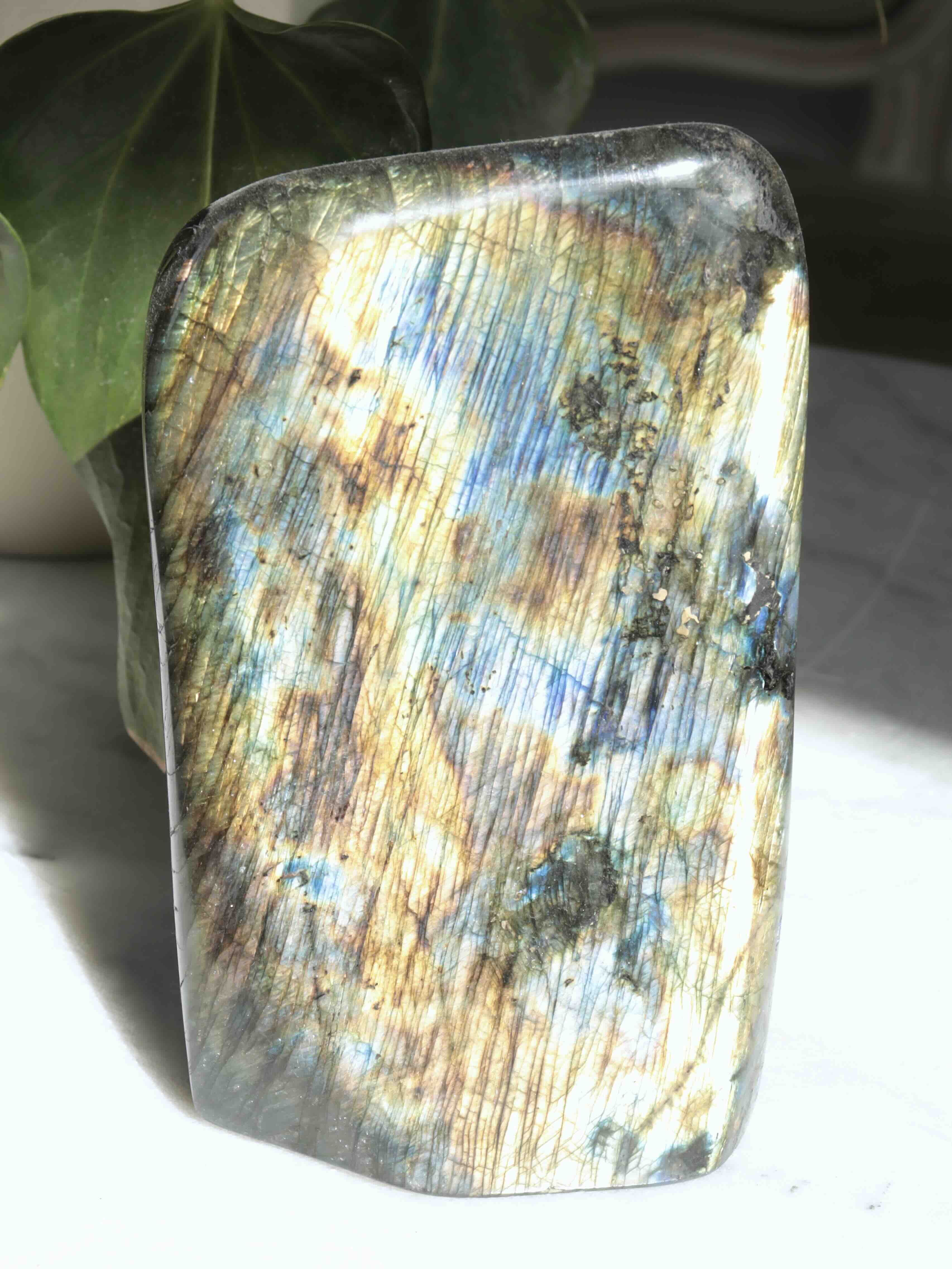 Labradorite L - Pierre pour se sentir protégé - SOLYA - Bijoux, Cristaux et mineraux en Belgique - Boutique de pierres naturelles et ethiques