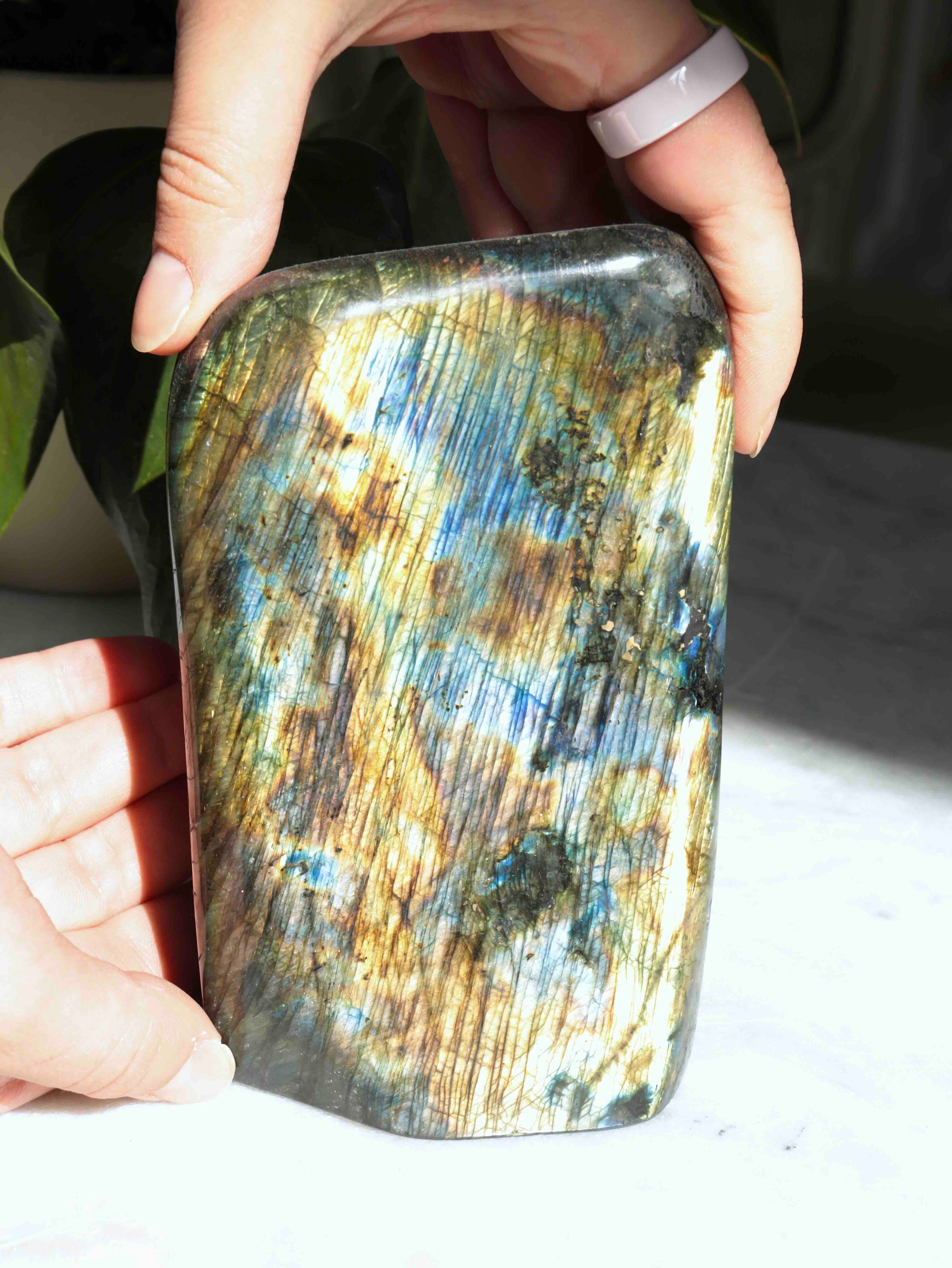 Labradorite L - Pierre pour se sentir protégé - SOLYA - Bijoux, Cristaux et mineraux en Belgique - Boutique de pierres naturelles et ethiques