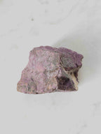 Purpurite - Pierre pour la révélation et la guidance - SOLYA - Bijoux, Cristaux et mineraux en Belgique - Boutique de pierres naturelles et ethiques