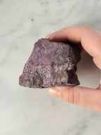 Purpurite - Pierre pour la révélation et la guidance - SOLYA - Bijoux, Cristaux et mineraux en Belgique - Boutique de pierres naturelles et ethiques