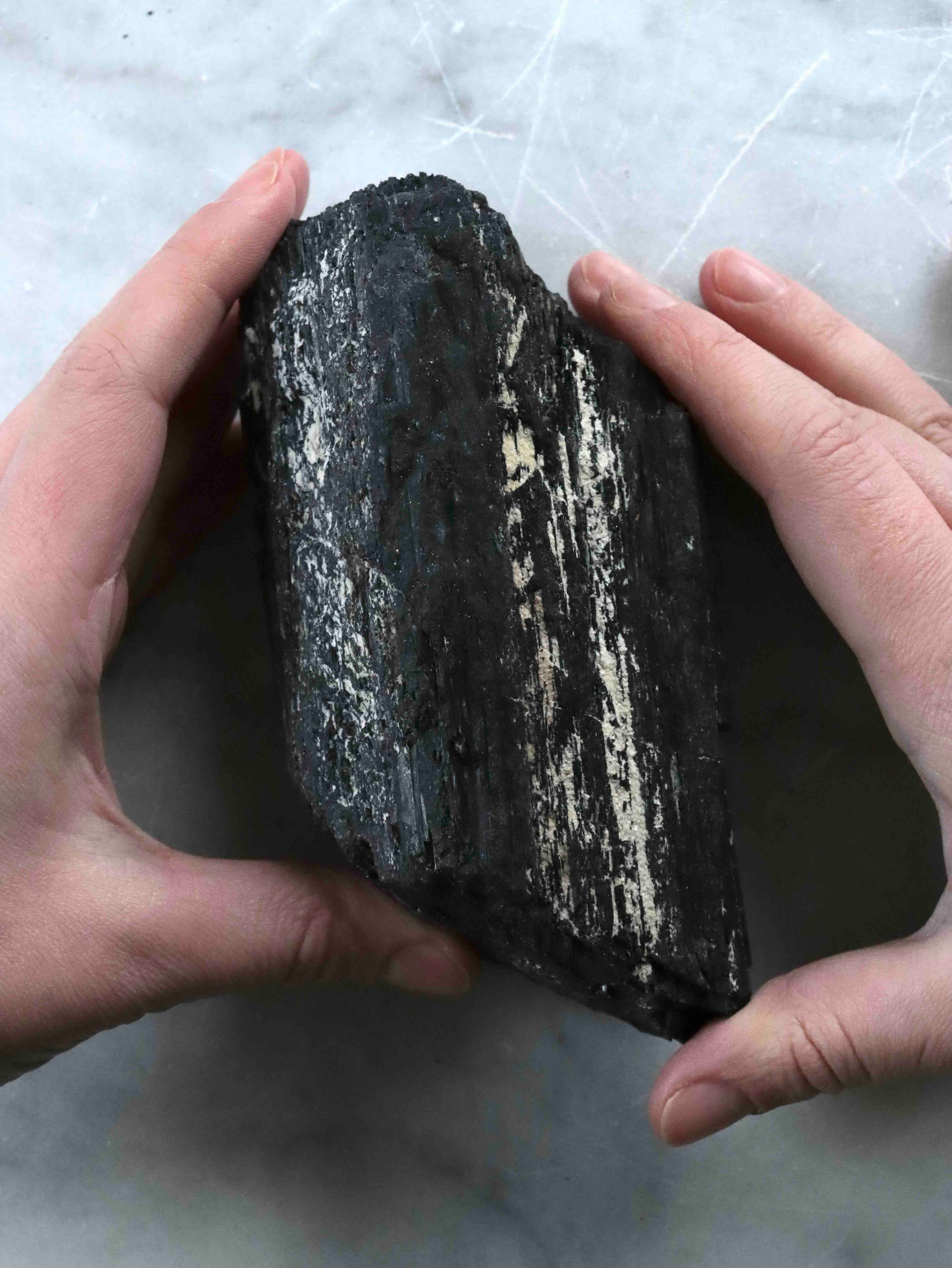 Grande Tourmaline noire brute du Bresil | Pierre pour eloigner les energies negatives | SOLYA | Bijoux, Cristaux et mineraux en Belgique | Boutique de pierres naturelles et ethiques