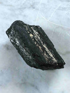 Grande Tourmaline noire brute du Bresil | Pierre pour eloigner les energies negatives | SOLYA | Bijoux, Cristaux et mineraux en Belgique | Boutique de pierres naturelles et ethiques