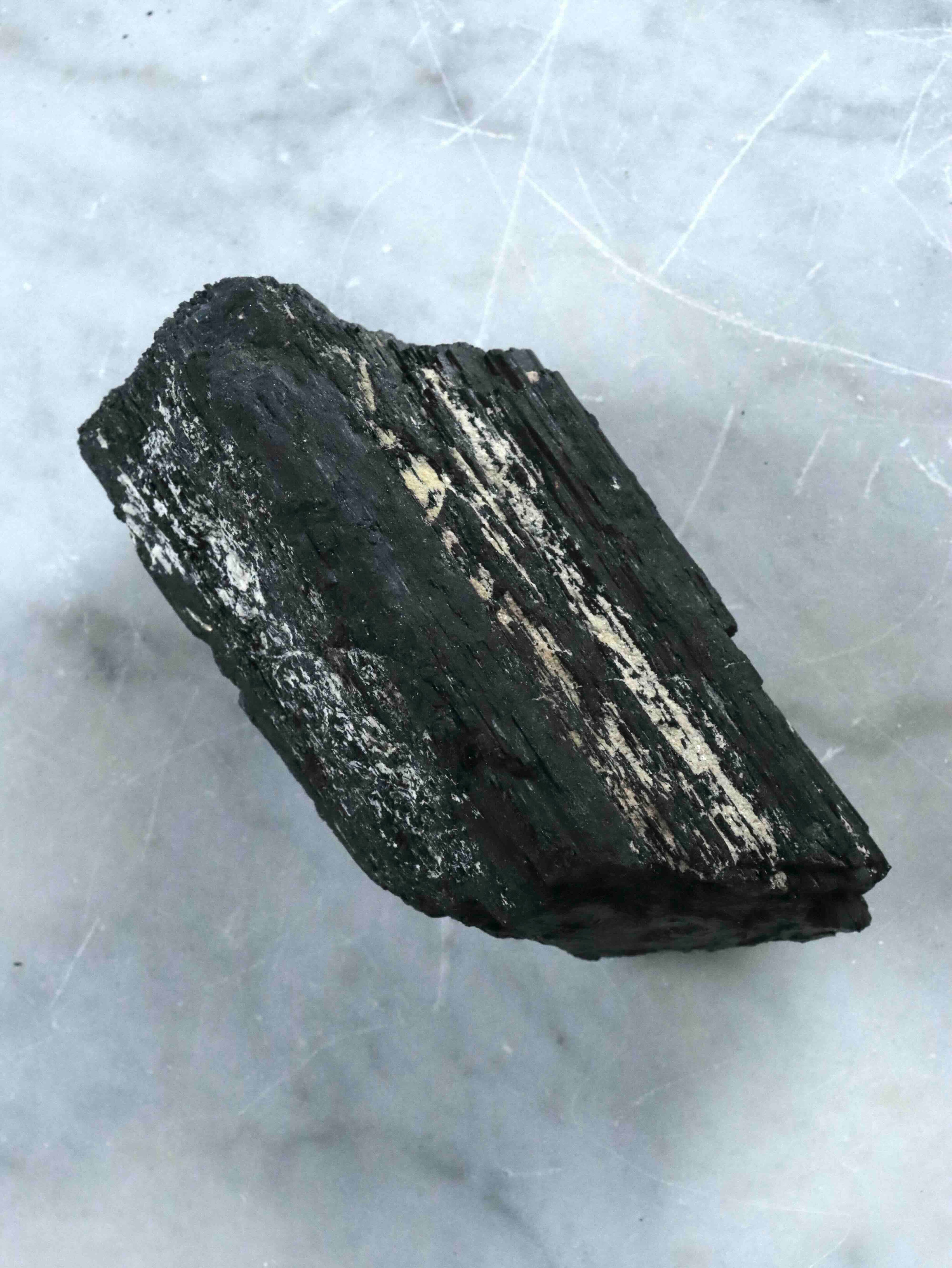 Grande Tourmaline noire brute du Bresil | Pierre pour eloigner les energies negatives | SOLYA | Bijoux, Cristaux et mineraux en Belgique | Boutique de pierres naturelles et ethiques