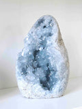 Grande geode Celestine | Pierre pour se calmer et etre reconforte | SOLYA | Boutique belge de pierres, bijoux, cristaux et minéraux | Ethique & Traçable