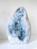Grande geode Celestine | Pierre pour se calmer et etre reconforte | SOLYA | Boutique belge de pierres, bijoux, cristaux et minéraux | Ethique & Traçable